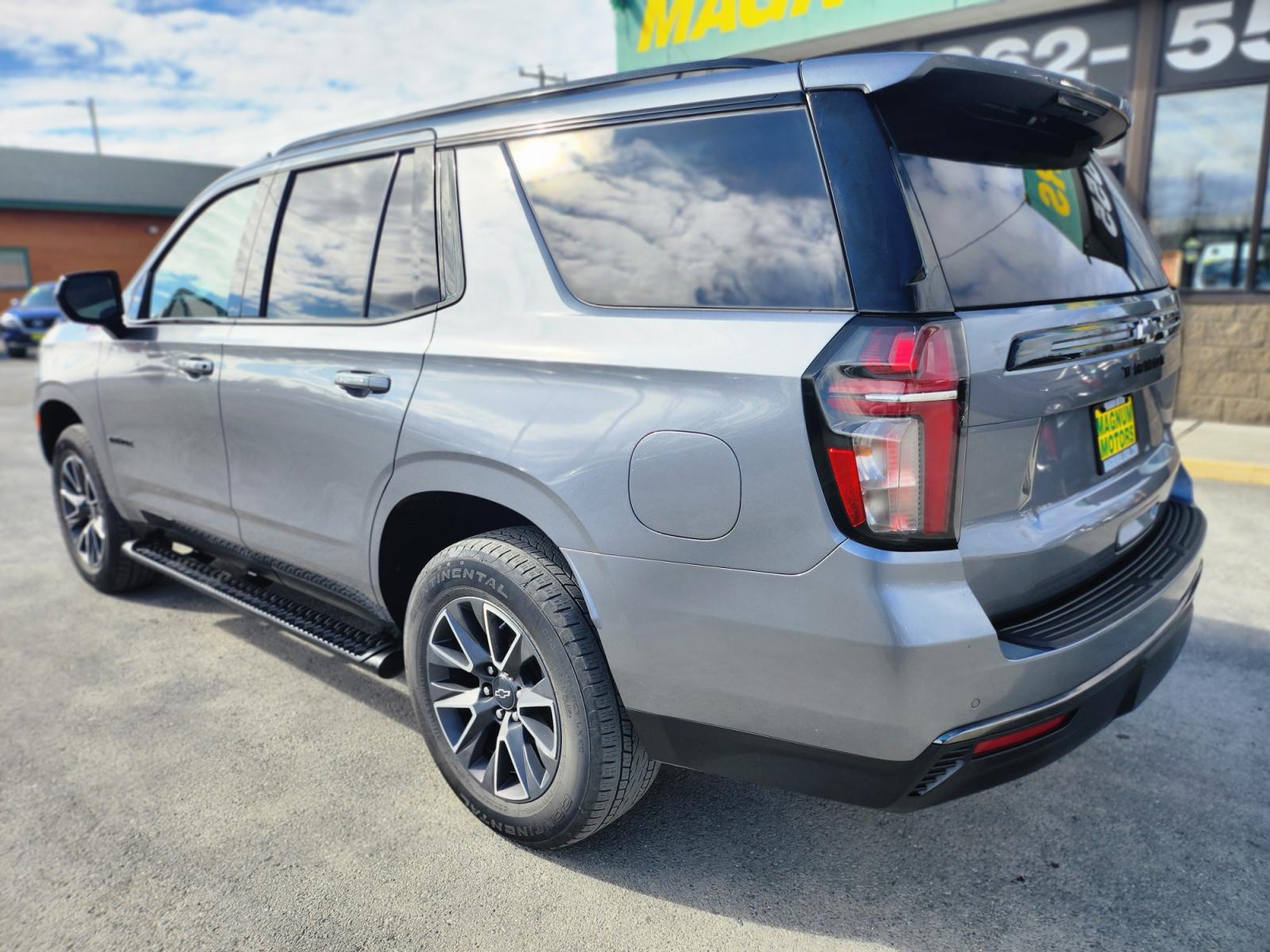 2022 GRAY /BLACK LEATHER CHEVROLET TAHOE Z71 (1GNSKPKD5NR) with an 5.3L engine, Automatic transmission, located at 1960 Industrial Drive, Wasilla, 99654, (907) 274-2277, 61.573475, -149.400146 - Photo #3